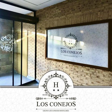 Hotel Los Conejos Mora Bagian luar foto